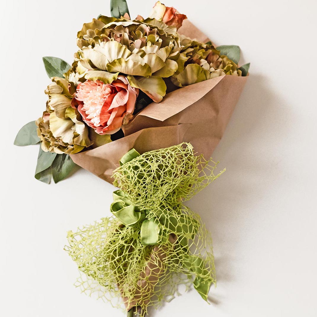 Rete colorata per composizioni di fiori