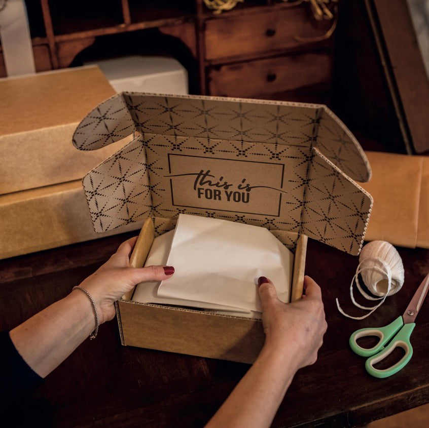 Scatola E-commerce con scritta interna