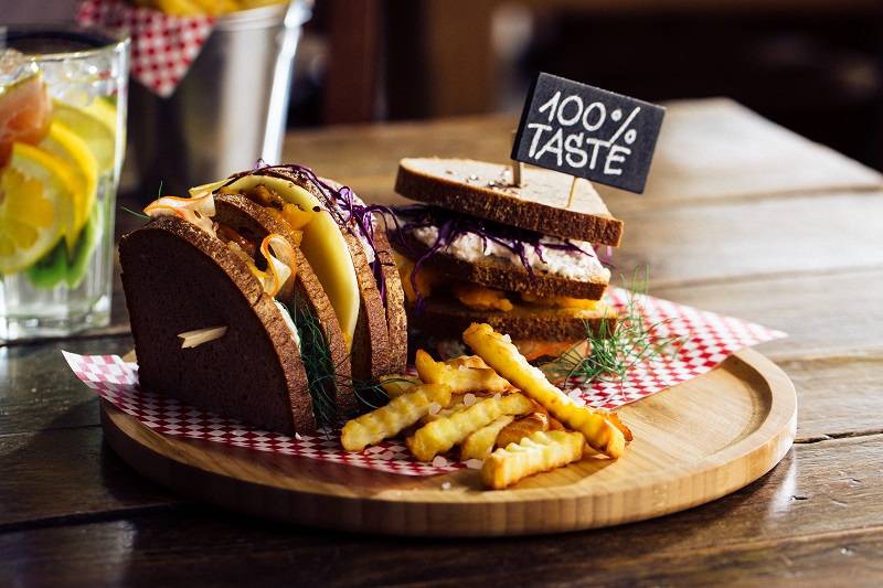 Vassoio rotondo in bamboo con bordi rialzati