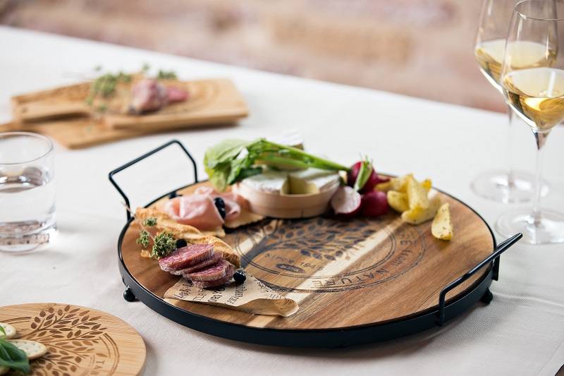 Tagliere rotondo in acacia con manici