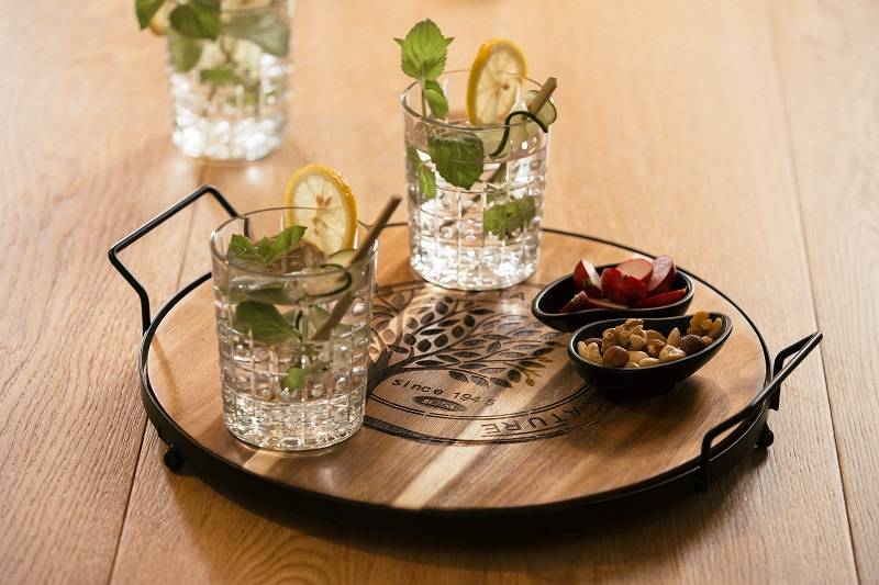 Tagliere rotondo in acacia con manici