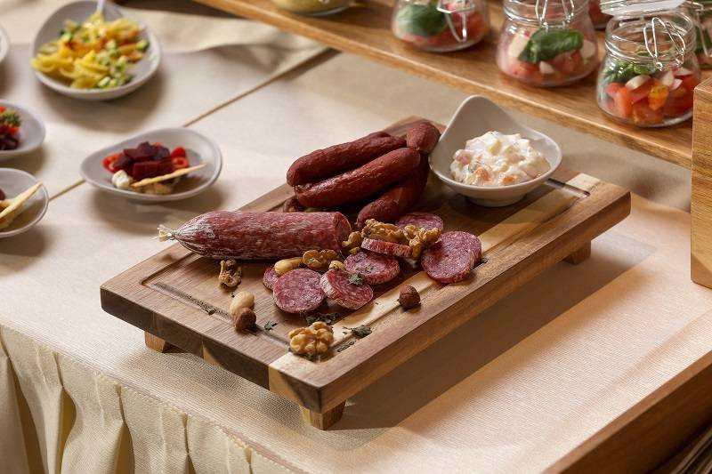 Vassoio in acacia con scavo e piedini