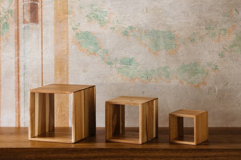 Set alzata cubo in acacia per buffet