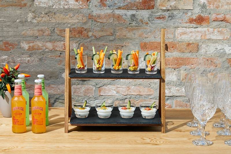 Duo Stand in acacia con ripiani ardesia