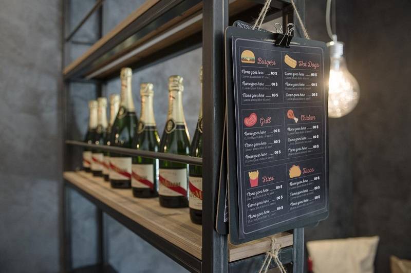 Lavagna rettangolare con corda e molletta per fogli