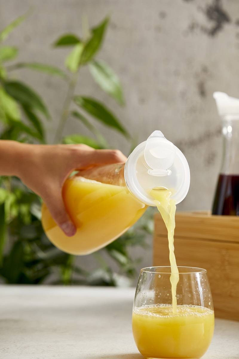 Caraffa in metacrilato con tappo bianco