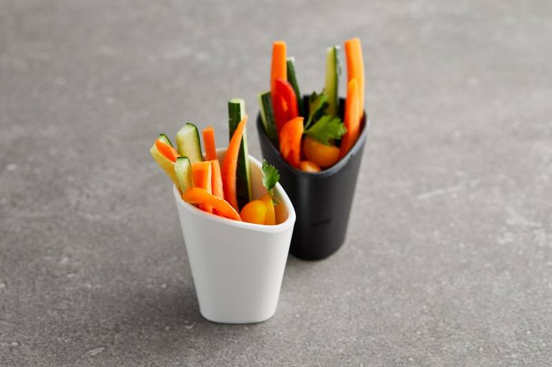 Bicchierino triangolare inclinato in melamina