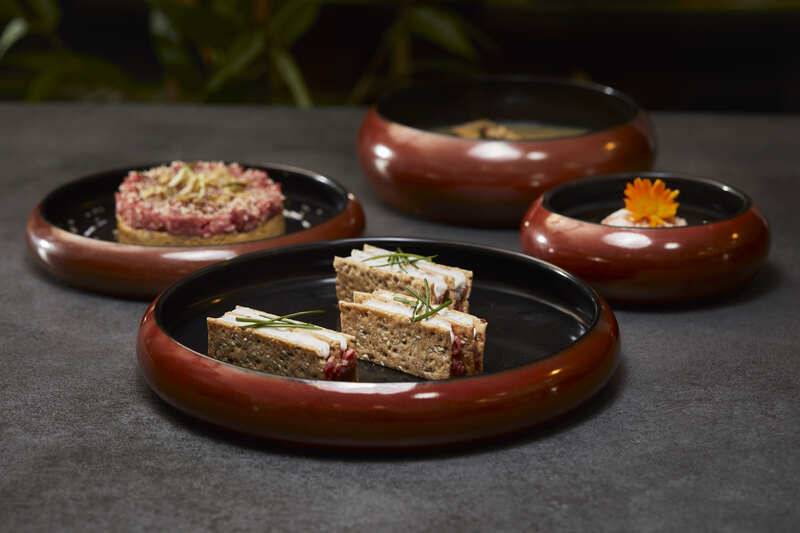 Piatto tondo in porcellana marrone e nero