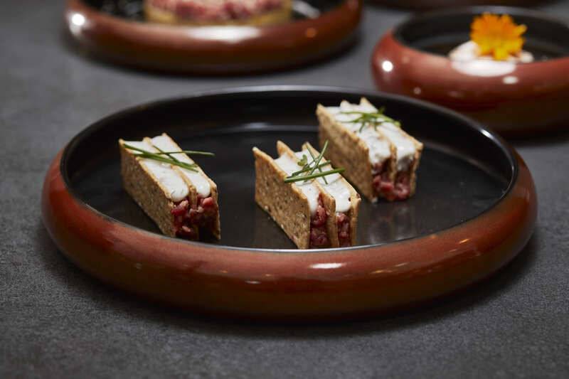 Piatto tondo in porcellana marrone e nero