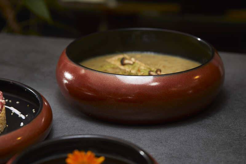 Piatto tondo in porcellana con esterno marrone e