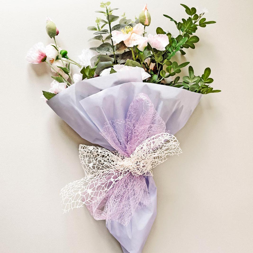 Rete colorata per composizioni di fiori
