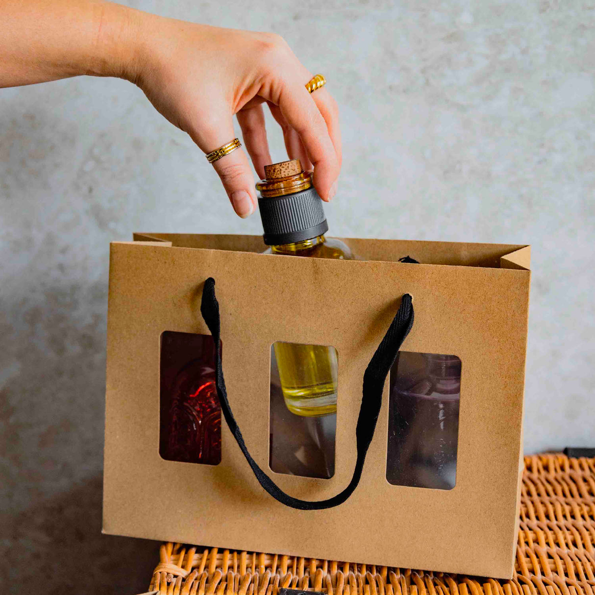 Shopper Carta Portavasetti con Finestra e Manici in Cotone Nero